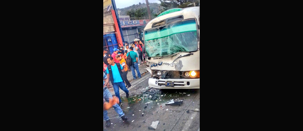 Reportan varios lesionados tras choque entre unidades del transporte colectivo en Santa Tecla