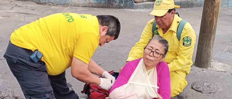 Auxilian a mujer que se cayó cuando y se lesiona un brazo