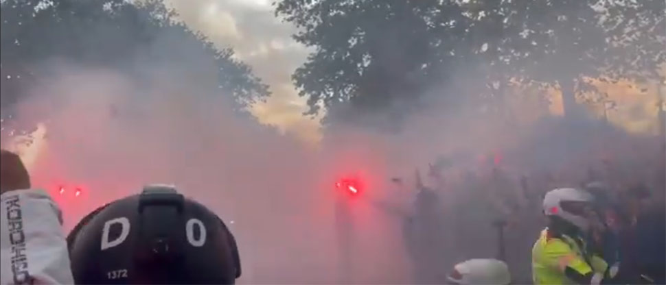 Aficionados del Barcelona agarran a pedradas el bus de su equipo