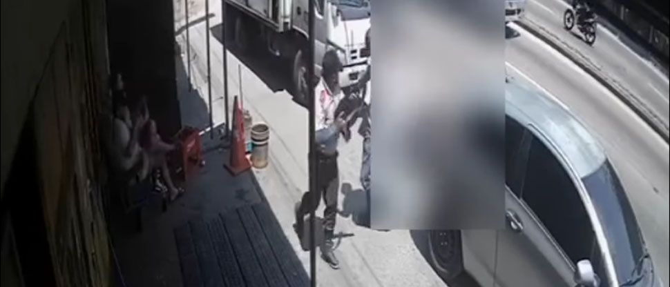 Vigilante de camión de churritos repele ataque en Guatemala