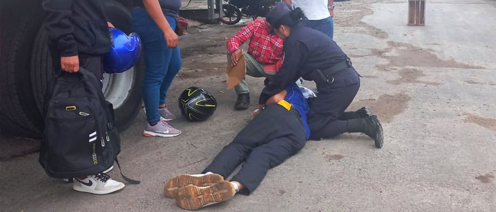 Agentes de la PNC atienden a hombre que convulsionó y lo trasladan a un hospital