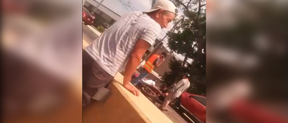 Atropellan a motociclista que intentaba cruzar separador de carriles por el paso peatonal