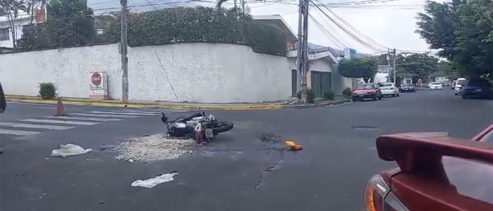 Automovilista no respeta señal de alto y embiste a motociclista en la colonia Escalón