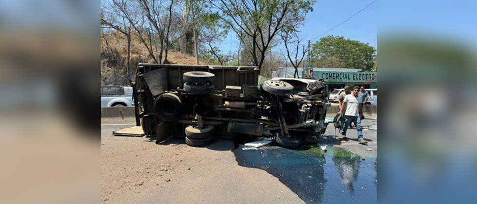 Restringen el tráfico por camión volcado en carretera a Sonsonate