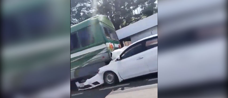 Carro queda debajo de bus tras aparatoso choque en San Marcos