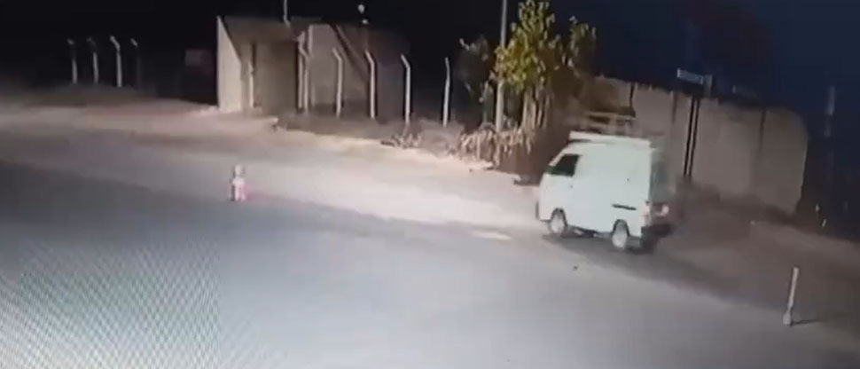 Captan a ladrones hurtando conos colocados en la calle para evitar accidentes