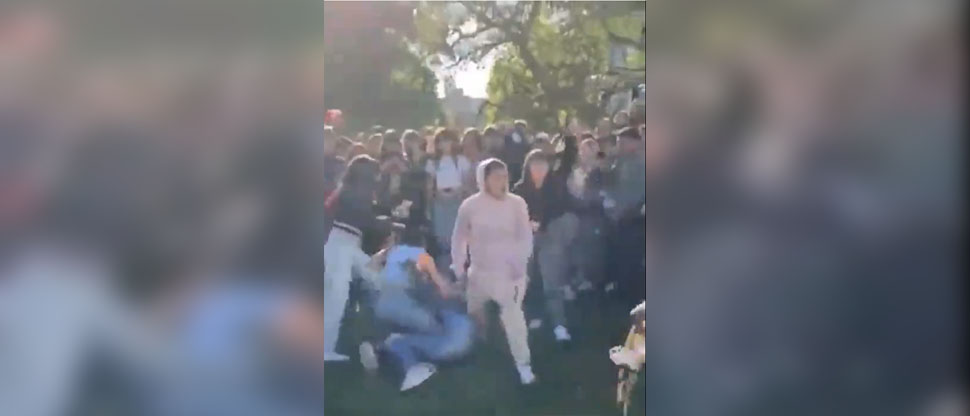 Jovencitas se enfrentan en feroz batalla campal afuera en la capital de Uruguay