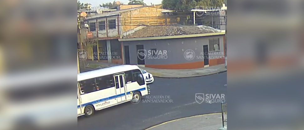 Captan grave choque provocado por carro que no hizo el alto en el parque Centenario