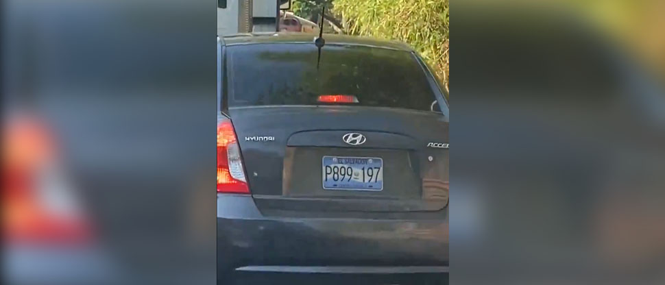 Denuncian a conductor por hacer tercer carril arriesgando a los peatones