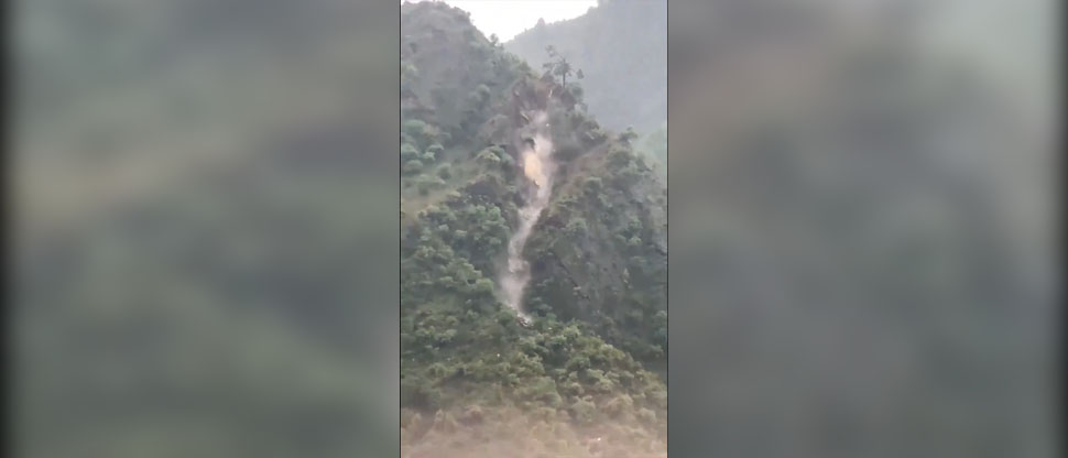Captan aterrador momento cuando alud de tierra arrasa con varias viviendas en India