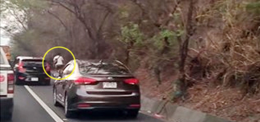 Ciclista corrió el riesgo de ser atropellado por conductores que no respetaron el carril