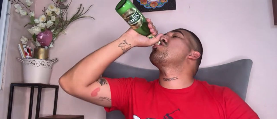 Con cerveza en mano “El Pato SV” se defiende de las acusaciones por una deuda de $175
