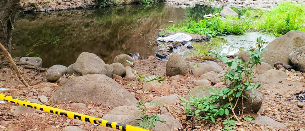 Automovilista fallece ahogado tras caer con su vehículo en un río en Sonsonate