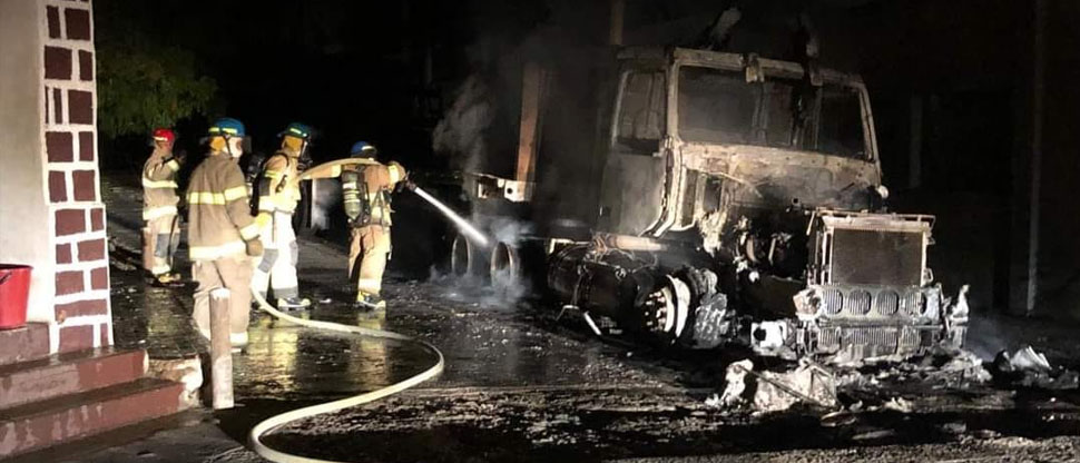 Bomberos sofocan incendio en cabina de un furgón en La Unión
