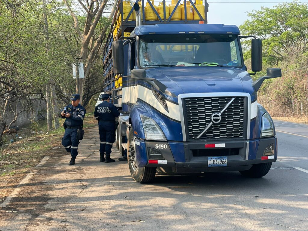 Remiten rastra que transportaba gas por no contar con documentos en regla