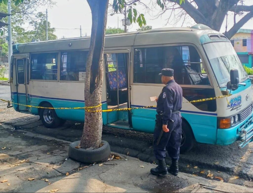 Fallece hombre de 62 años al interior de microbus de la ruta 42 B en San Salvador