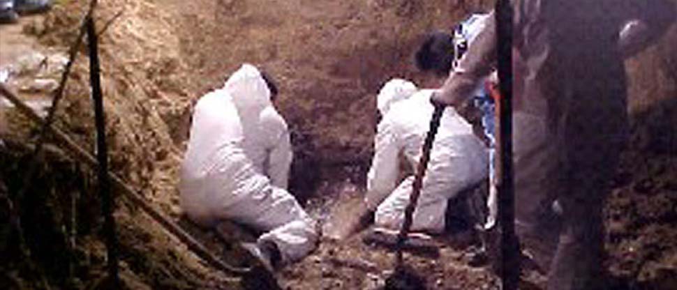 Mujer da a luz a bebé y le quita la vida tirándolo a una fosa séptica