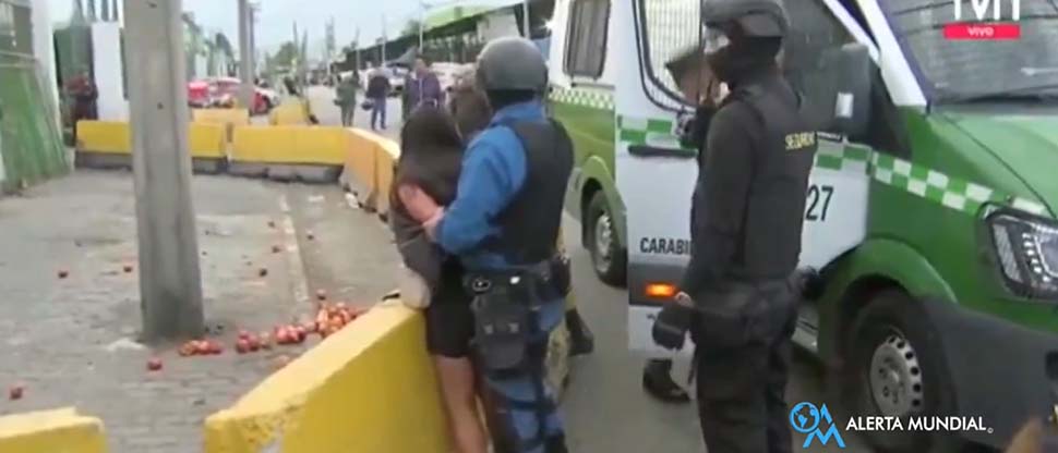 Mujer le quita el arma a policía en procedimiento policial y dispara contra otro agente dejando 2 lesionados