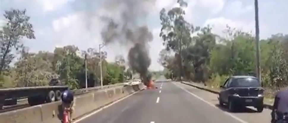 Moto es consumida por las llamas de incendio tras chocar contra carro en El Congo