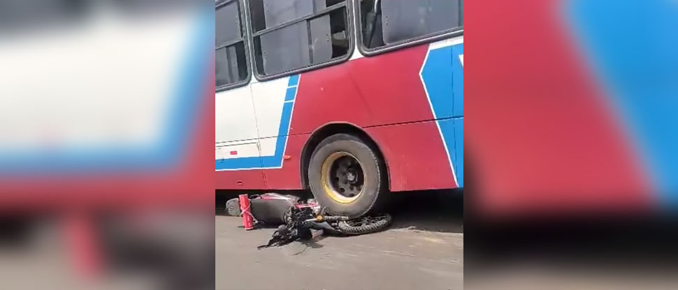 Moto queda debajo de llanta de bus tras fuerte choque en Santa Ana