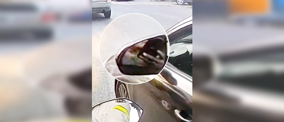 Multan a conductor que descuidó el volante por enviar audios en el celular