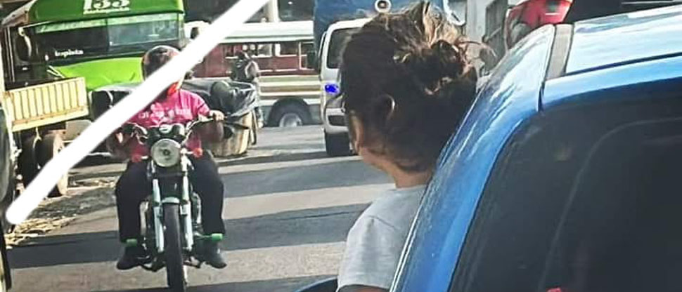 Denuncian a automovilista que permite que niña saque la mitad de su cuerpo por la ventana