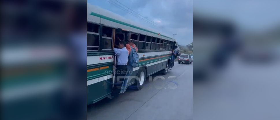 Multan a busero de la ruta 102-A que arriesgaba a pasajeros al llevarlos colgados