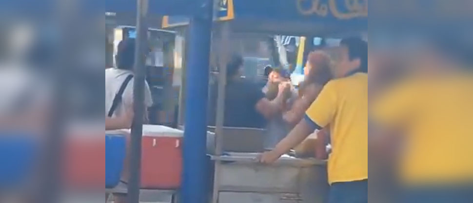 Arrestan a revoltosos captados peleando afuera de centro comercial en Soyapango