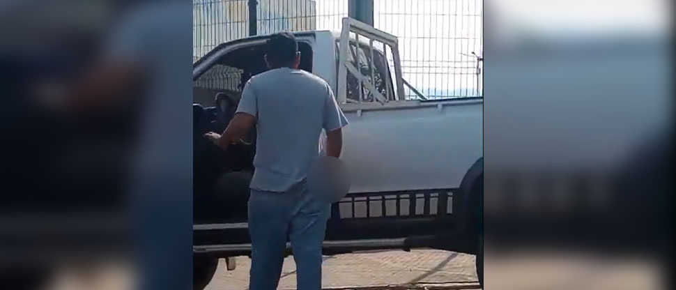 Captan a automovilista amenazando con un arma de fuego a otro hombre en San Miguel