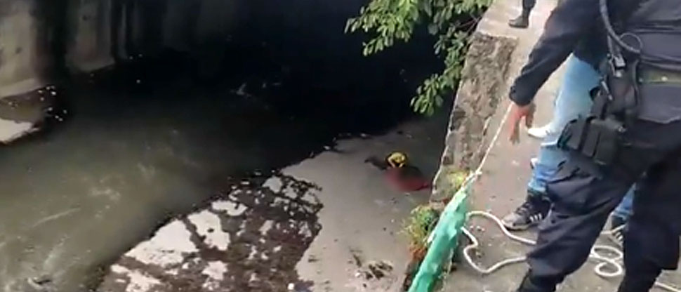 Rescatan a hombre que cayó accidentalmente en río Acelhuate, San Salvador