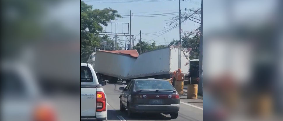 Rastra colapsa en la carretera a Comalapa, la circulación está restringida en la zona