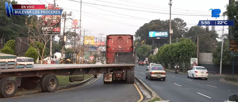 Captan en transmisión en vivo cuando rastra se sube a arriate en el bulevar de Los Próceres