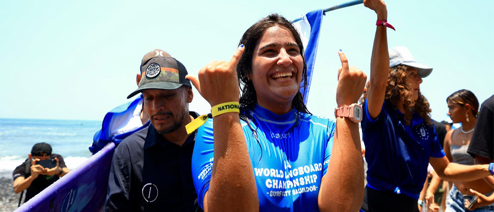 Surfista salvadoreña Sindy Portillo avanza a la quinta ronda del Longboard Championship 2024