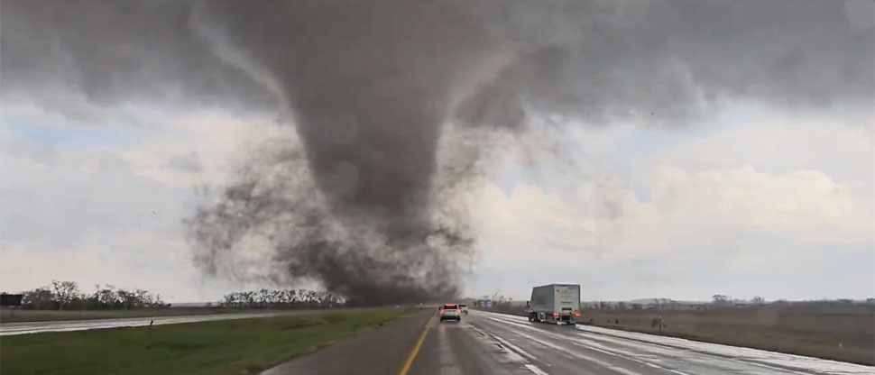 Captan aterradoras imágenes de cuando un tornado toca tierra en Nebraska, EEUU