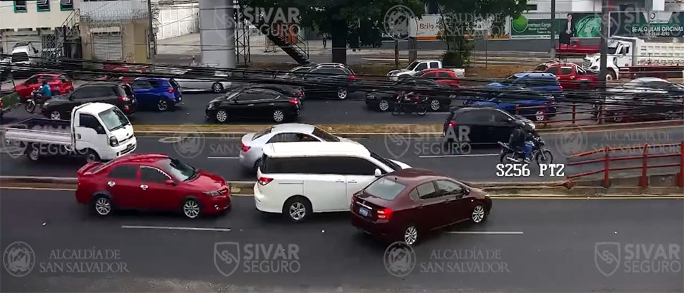 Captan a carro causando triple choque tras incorporarse al bulevar Los Próceres