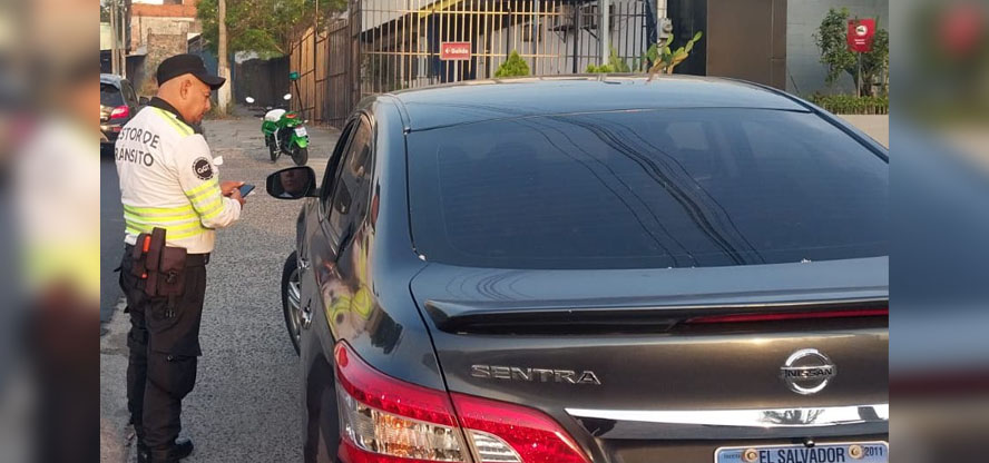 Multan a automovilistas que se distraen en el celular mientras conducen