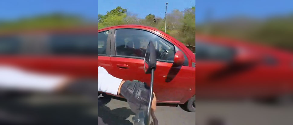 Sorprenden a otro conductor que pudo ocasionar un accidente por usar el celular