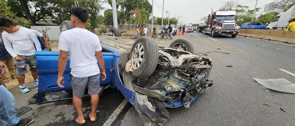 Carro vuelca en la carretera a Acajutla por evitar atropellar a un perro, hay 3 lesionados
