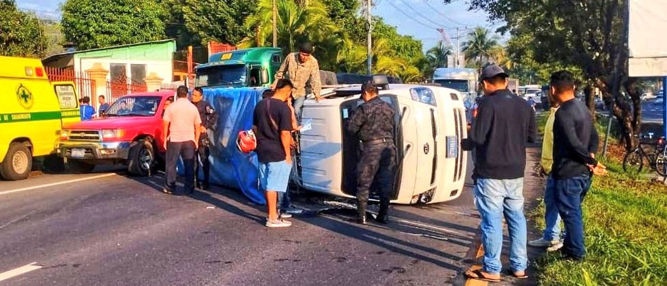 25 pasajeros de camión resultan lesionados tras volcar frente a Termos del Río