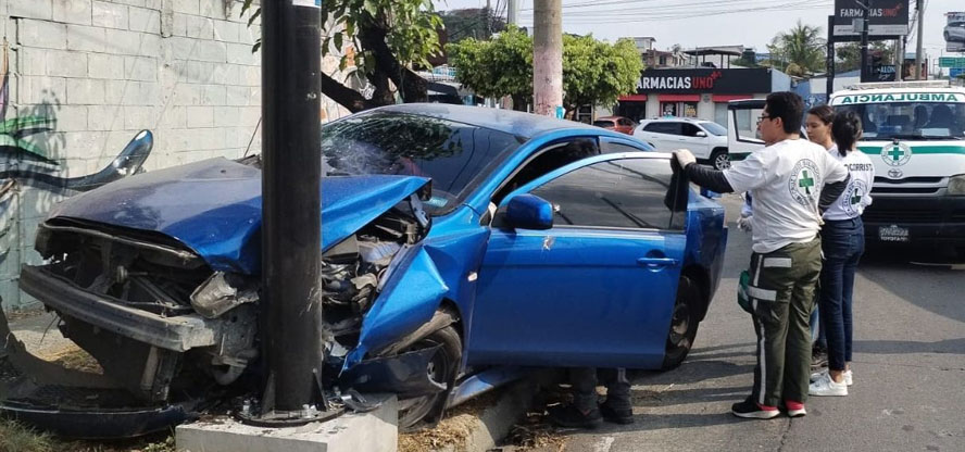 Dos menores resultan lesionados tras fuerte accidente en bulevar Constitución