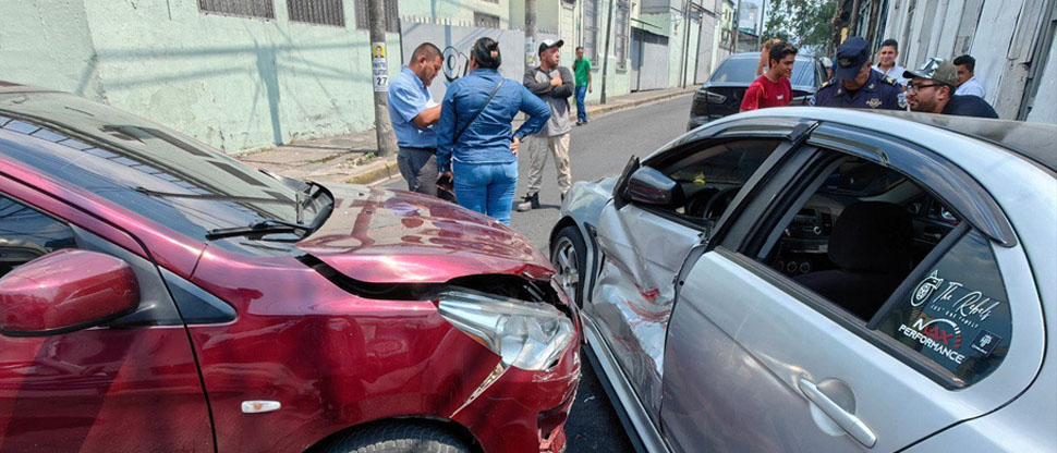 Conductor no respeta señal de alto y provoca accidente en el centro de San Salvador