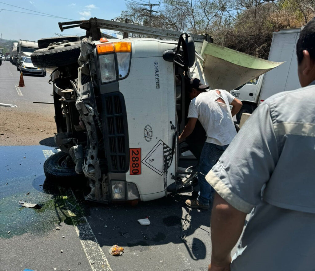 Conductor lesionado tras salir expulsado de cabina de camión en Armenia