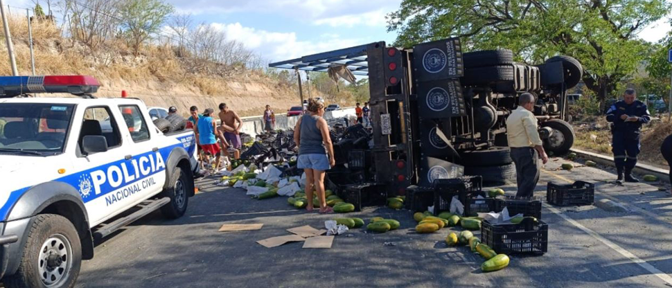 Camión de venta de frutas vuelca y deja 3 lesionados