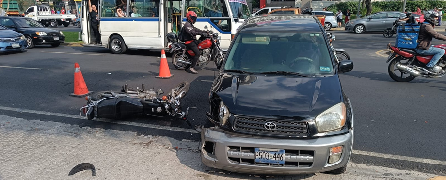 Atienden a motociclista que chocó de frente contra una camioneta en San Salvador