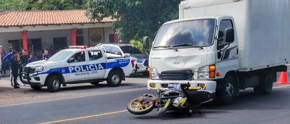 Motocilcista termina en el hospital tras ser arrollado por un camión