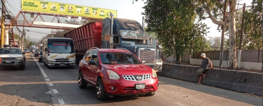 Reportan tráfico pesado en troncal del Norte tras accidente entre rastra y una coaster