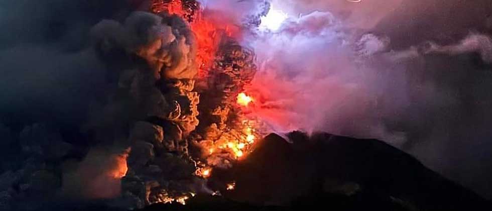 Cierran aeropuerto en Indonesia por erupción de volcán