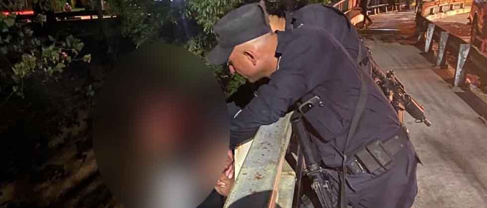 Agentes salvan la vida de salvadoreña que quería quitarse la vida en el paso a desnivel de Apopa