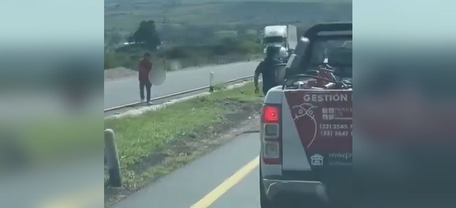 Delincuentes asaltan en pleno día a automovilistas en carretera de México