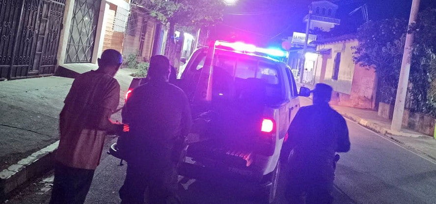 Policías auxilian a peatón atropellado por un microbús en Zacatecoluca